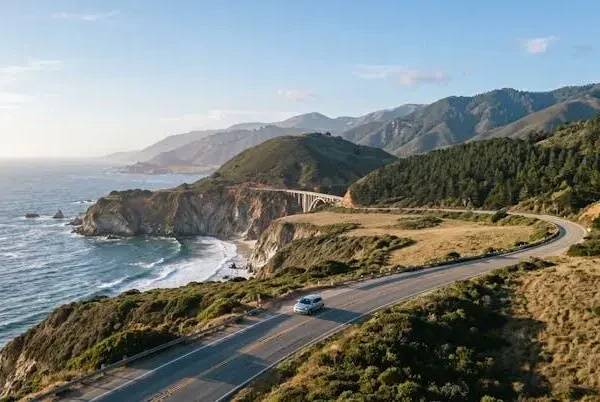 Strada che si divide in più percorsi tra paesaggi diversi, simbolo di un itinerario multi-tappa ben pianificato