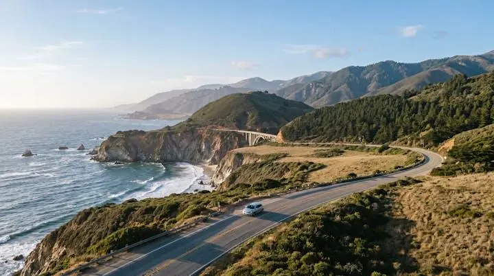 Strada che si divide in più percorsi tra paesaggi diversi, simbolo di un itinerario multi-tappa ben pianificato